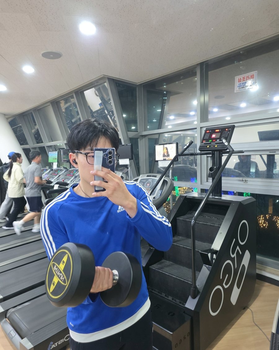 헬스장 덤벨 운동