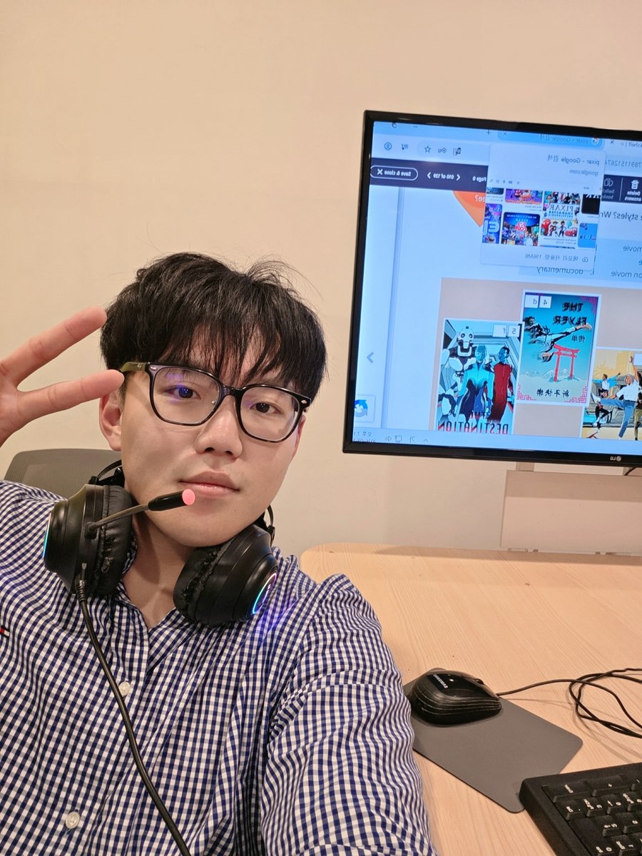 헤드셋을 걸치고 브이
